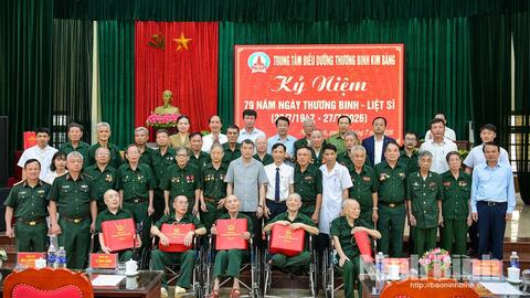 Thủ tướng Chính phủ Lê Minh Hưng thăm, tặng quà tại Trung tâm Điều dưỡng thương binh Kim Bảng