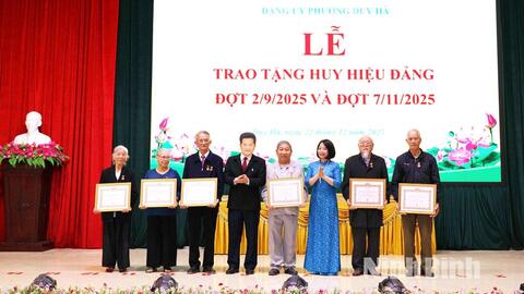 Đảng ủy phường Duy Hà trao tặng Huy hiệu Đảng và tổng kết công tác năm 2025