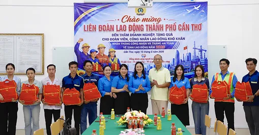 Lãnh đạo LĐLĐ TP Cần Thơ thăm, tặng quà người lao động Công ty TNHH Giấy Lee & Man Việt Nam 