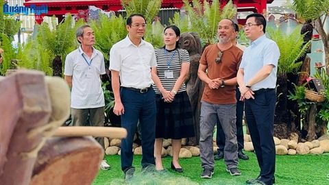 Chủ tịch UBND tỉnh Nguyễn Hoàng Giang kiểm tra không gian trưng bày triển lãm mừng Quốc khánh 2/9