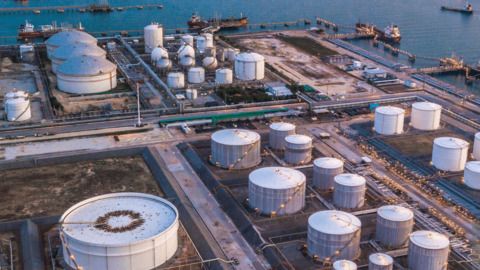 Giá xăng dầu hôm nay: Giá bật tăng nhờ kỳ vọng Fed hạ lãi suất, đàm phán hòa bình Ukraine bế tắc