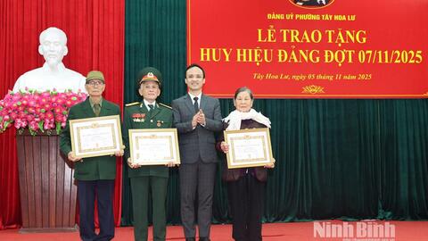 Đảng ủy phường Tây Hoa Lư trao tặng, truy tặng Huy hiệu Đảng cho 38 đảng viên