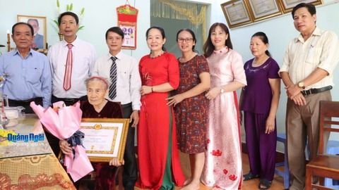 Đảng ủy phường Nghĩa Lộ trao Huy hiệu Đảng cho 109 đảng viên