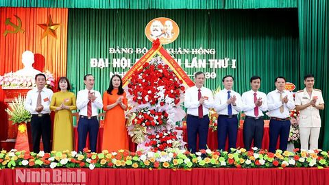 Đồng chí Phó Bí thư Tỉnh ủy, Chủ tịch HĐND tỉnh Lê Quốc Chỉnh dự và chỉ đạo Đại hội đại biểu Đảng bộ xã Xuân Hồng, nhiệm kỳ 2025 - 2030