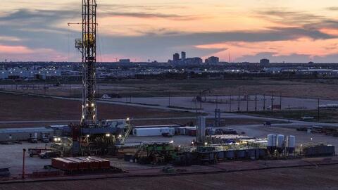 Giá xăng dầu hôm nay: Giá tăng nhẹ khi đàm phán hòa bình Moscow không đạt đột phá