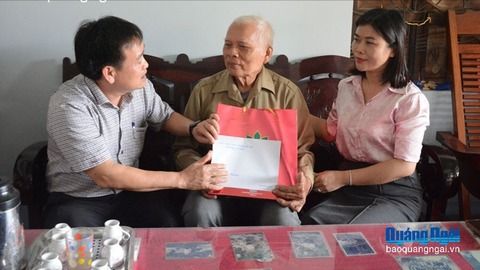 Phó Chủ tịch Thường trực HĐND tỉnh Nguyễn Cao Phúc thăm, tặng quà các gia đình có công cách mạng