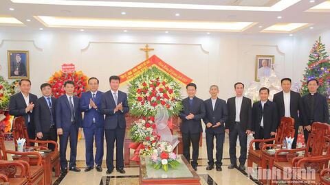 Đồng chí Phó Bí thư Tỉnh uỷ, Chủ tịch UBND tỉnh Trần Huy Tuấn chúc mừng Tòa Giám mục Phát Diệm nhân dịp Lễ Giáng sinh năm 2025