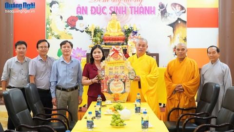 Phó Chủ tịch Thường trực UBND tỉnh Y Ngọc thăm, chúc mừng Giáo hội Phật giáo Việt Nam tỉnh