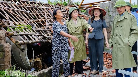 Đồng chí Phó Bí thư Thường trực Tỉnh ủy Đinh Thị Lụa kiểm tra, chỉ đạo khắc phục hậu quả do lốc xoáy tại 2 phường Lý Thường Kiệt và Kim Bảng