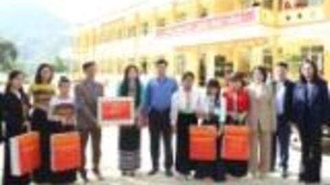 Chủ tịch UBND tỉnh Nguyễn Hoài Anh thăm, tặng quà cho học sinh, người dân các xã thuộc vùng huyện Mường Lát cũ