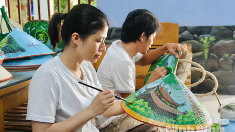 Nét họa quê hương trên vành nón lá