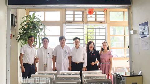 Hội Doanh nhân trẻ tỉnh tặng quà tại Bệnh viện Đa khoa Hà Nam