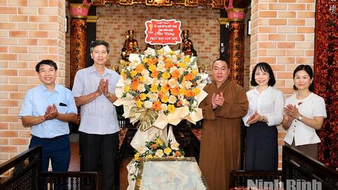 Đoàn công tác của Ủy ban MTTQ Việt Nam tỉnh thăm, chúc mừng các chức sắc Phật giáo nhân Đại lễ Phật đản Phật lịch 2570