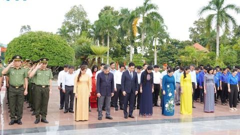 Lãnh đạo tỉnh viếng Nghĩa trang Liệt sĩ tỉnh