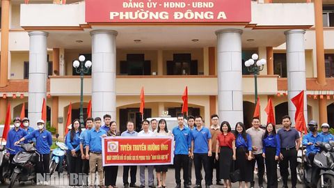 Diễu hành tuyên truyền hưởng ứng ngày Chuyển đổi số quốc gia 10/10 và phong trào “Bình dân học vụ số”