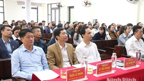 Phường Tây Hoa Lư phát động Phong trào “Bình dân học vụ số” và tập huấn cho tổ công nghệ số cộng đồng