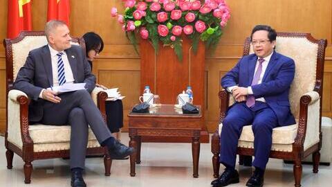 Đồng chí Nguyễn Đức Hiển, Phó Trưởng Ban Chính sách, chiến lược Trung ương tiếp và làm việc với Đại sứ Đan Mạch tại Việt Nam