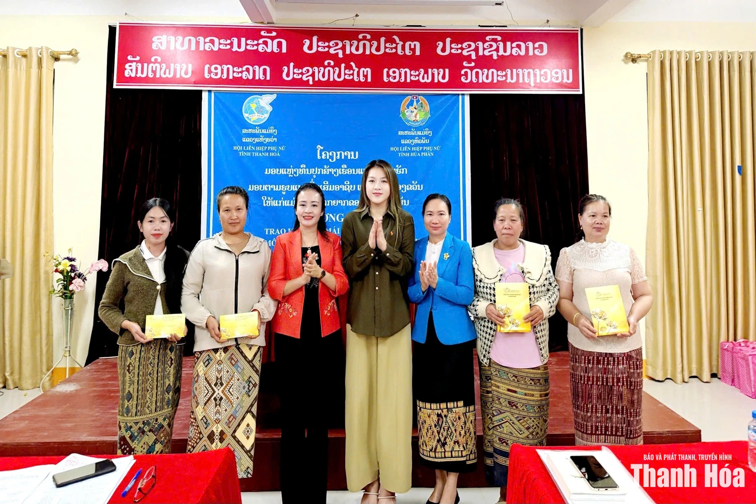 Hội LHPN tỉnh trao hỗ trợ sinh kế và tặng quà cho phụ nữ, trẻ em tỉnh Hủa Phăn