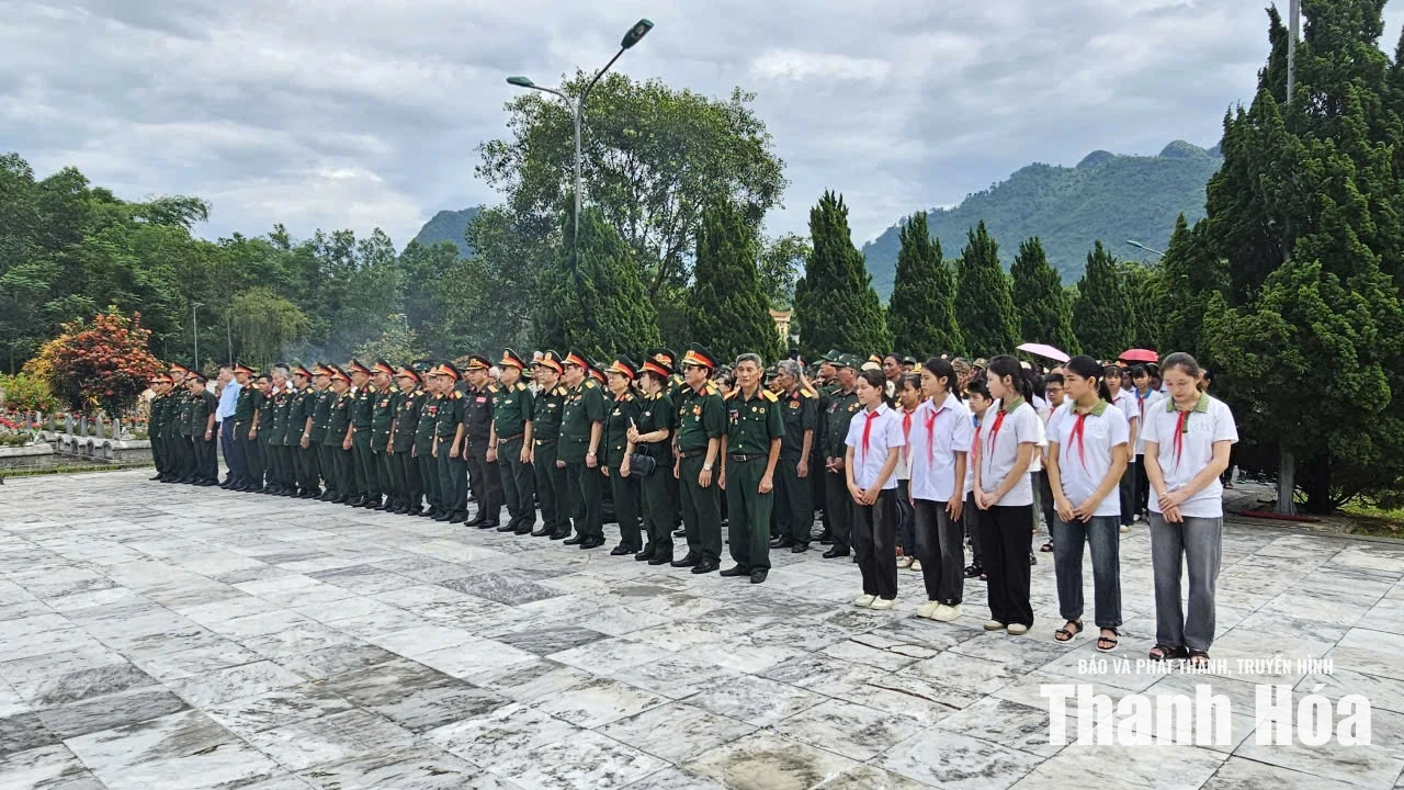 Cựu quân tình nguyện và chuyên gia quân sự Việt Nam tại Lào tri ân các Anh hùng liệt sĩ