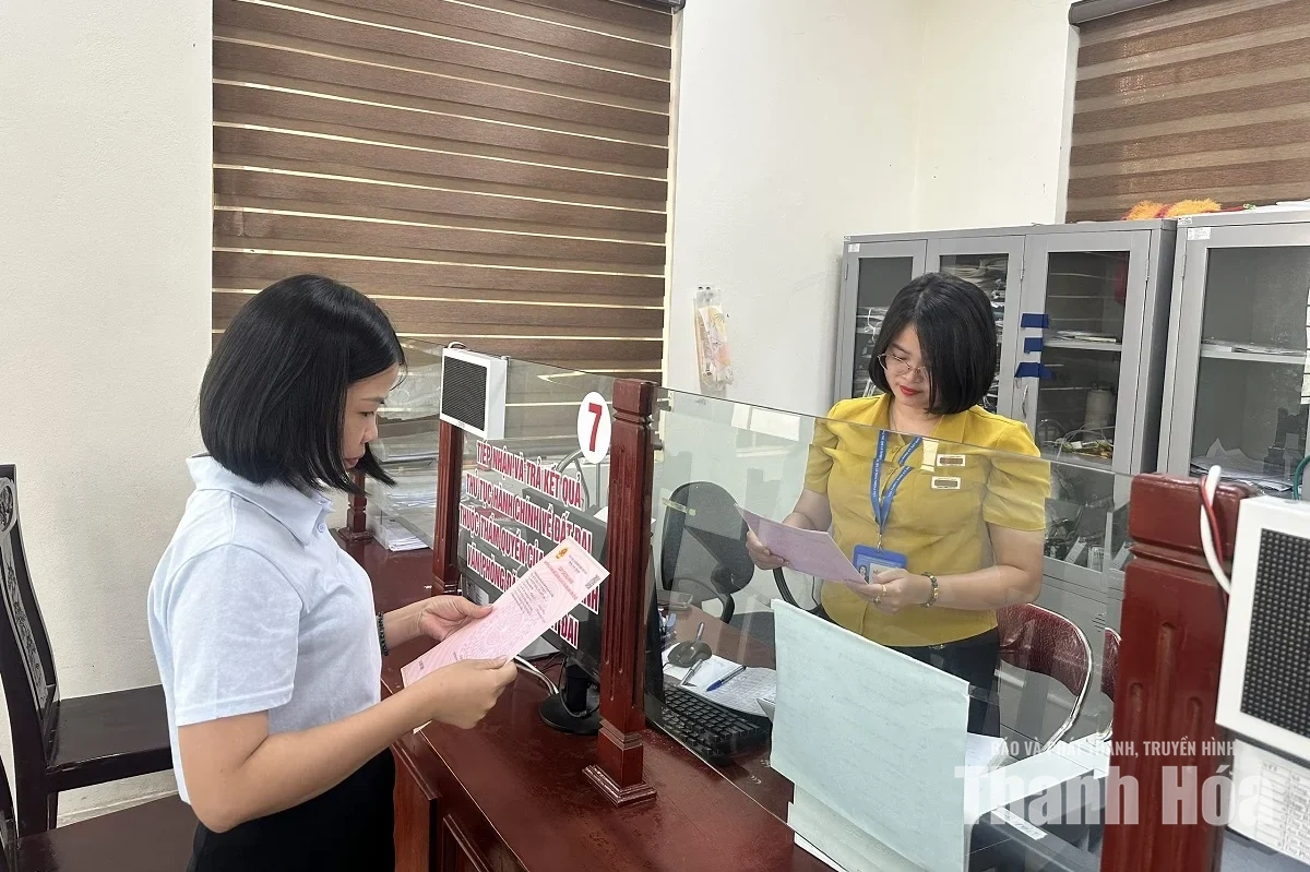 Công dân đầu tiên trên toàn quốc nhận giấy chứng nhận quyền sử dụng đất thông qua mã định danh VNeID