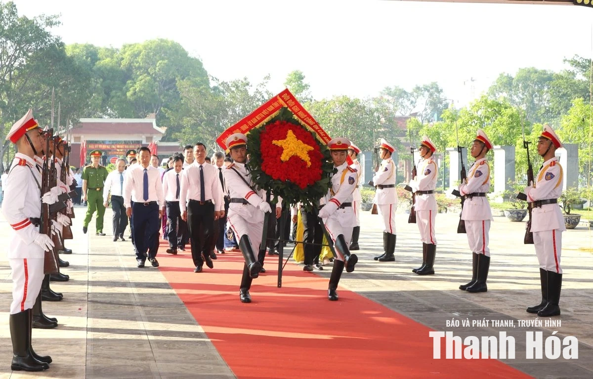 Đoàn đại biểu tỉnh Thanh Hóa dâng hương tưởng niệm Mẹ Việt Nam Anh hùng và các Anh hùng liệt sĩ
