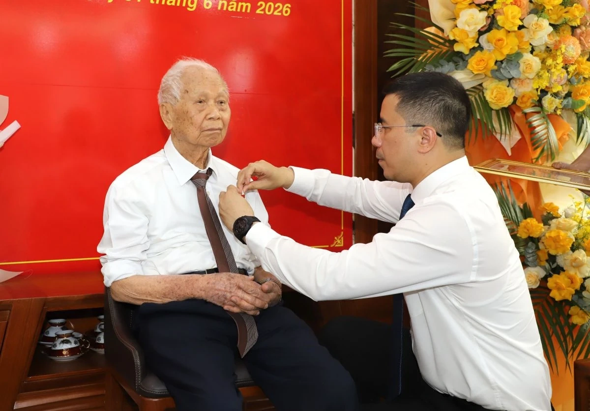 Trao tặng Huy hiệu 80 năm tuổi Đảng cho đảng viên Văn Như Tước