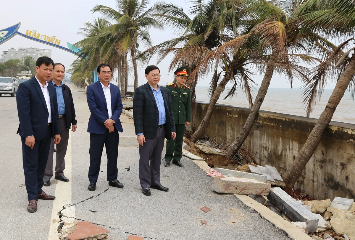 Phó Chủ tịch Thường trực UBND tỉnh Mai Xuân Liêm kiểm tra tiến độ khắc phục các điểm sạt lở công trình kè bờ biển xã Hoằng Thanh, Hoằng Tiến