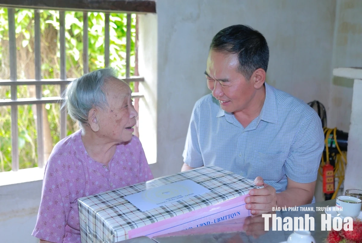 Phó Bí thư Tỉnh ủy Trịnh Tuấn Sinh viếng nghĩa trang liệt sĩ và thăm, tặng quà gia đình chính sách
