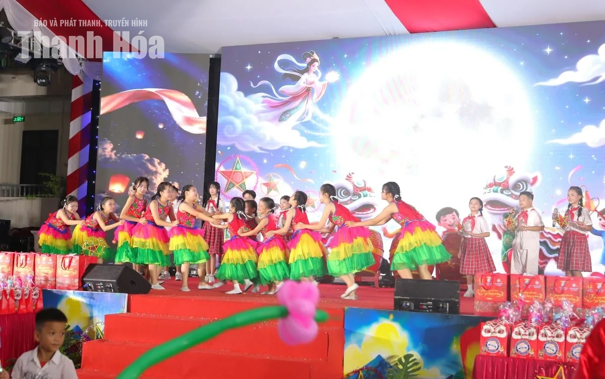 Mang tiếng cười và sự quan tâm, sẻ chia đến với trẻ em nơi biên giới Yên Khương