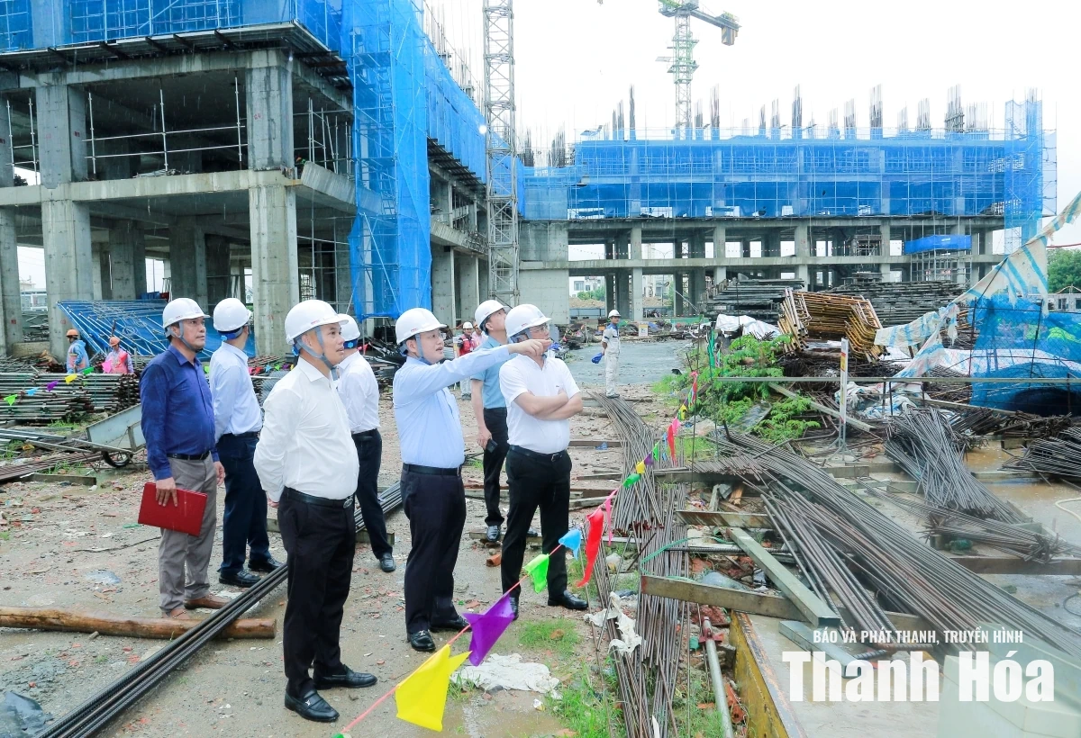 Phó Chủ tịch Thường trực UBND tỉnh Mai Xuân Liêm kiểm tra tiến độ dự án nhà ở xã hội tại phường Hàm Rồng
