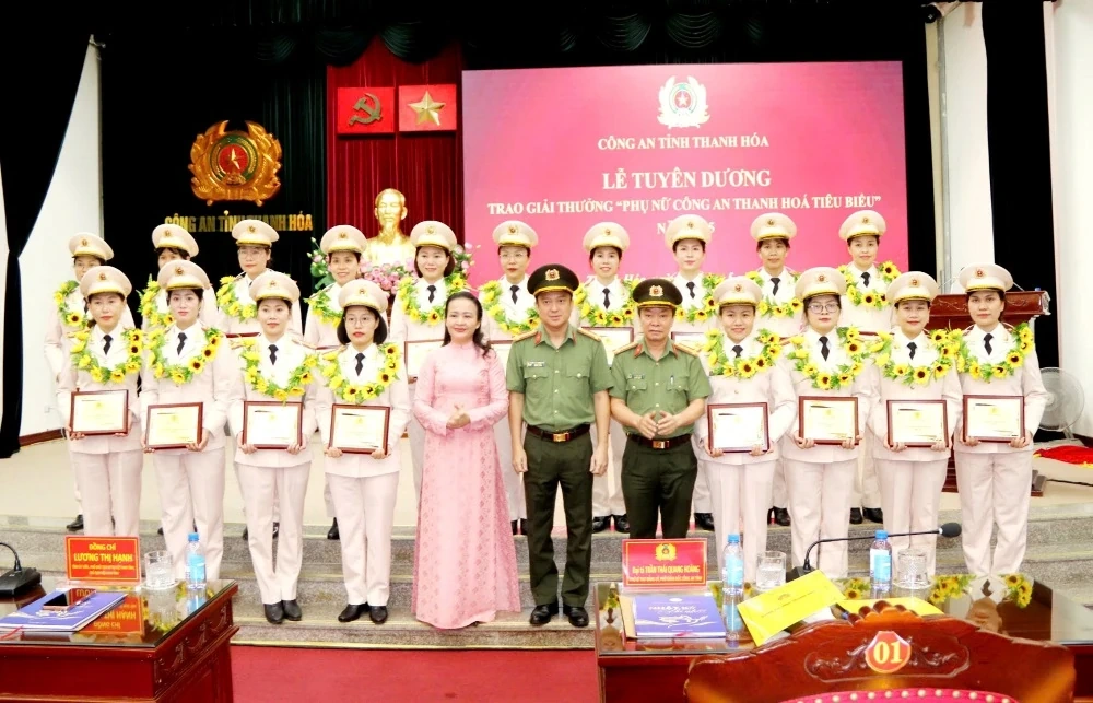 Tuyên dương, trao giải thưởng “Phụ nữ Công an Thanh Hóa tiêu biểu" năm 2025