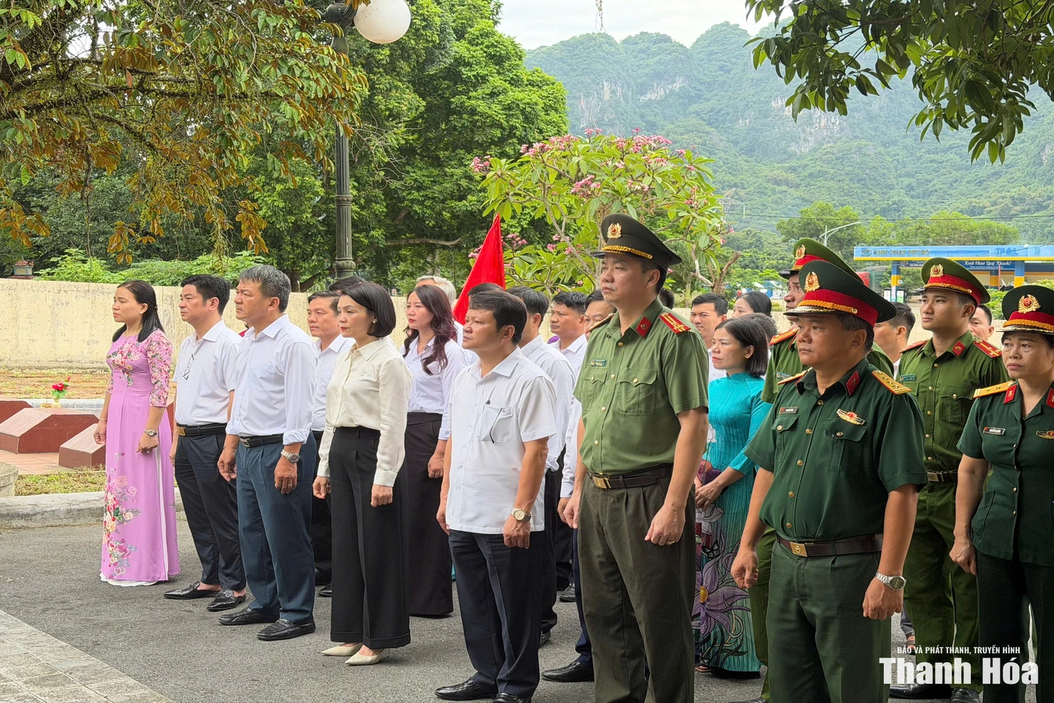 Phó Chủ tịch Thường trực Ủy ban MTTQ tỉnh Đỗ Thị Toán viếng nghĩa trang liệt sĩ và thăm các gia đình chính sách