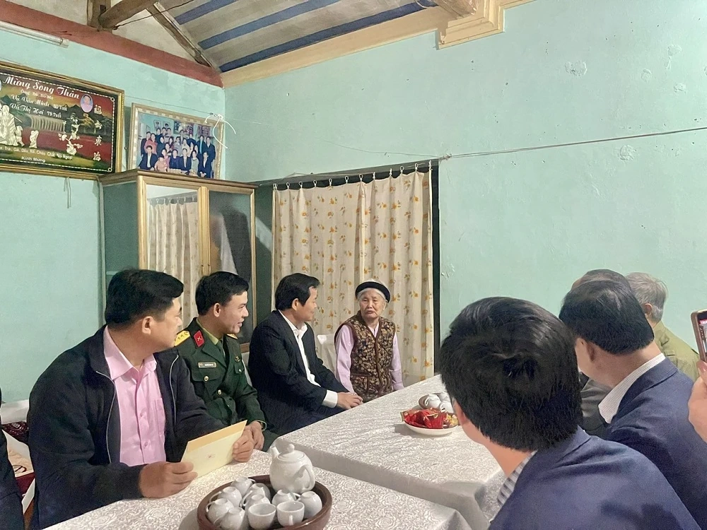 Phó Chủ tịch HĐND tỉnh Nguyễn Quang Hải thăm, chúc Tết các mẹ liệt sĩ và một số đơn vị