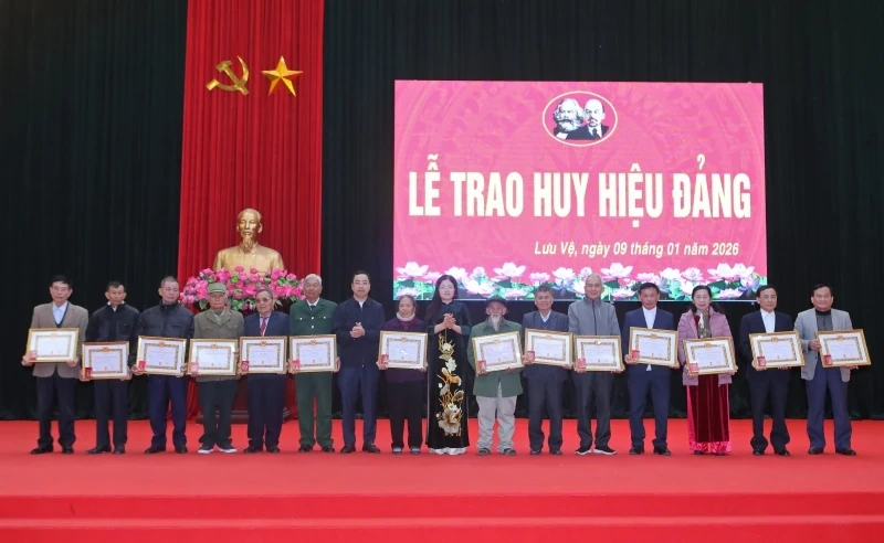 Đảng bộ xã Lưu Vệ trao Huy hiệu Đảng và bồi dưỡng văn hóa công vụ cho cán bộ chủ chốt