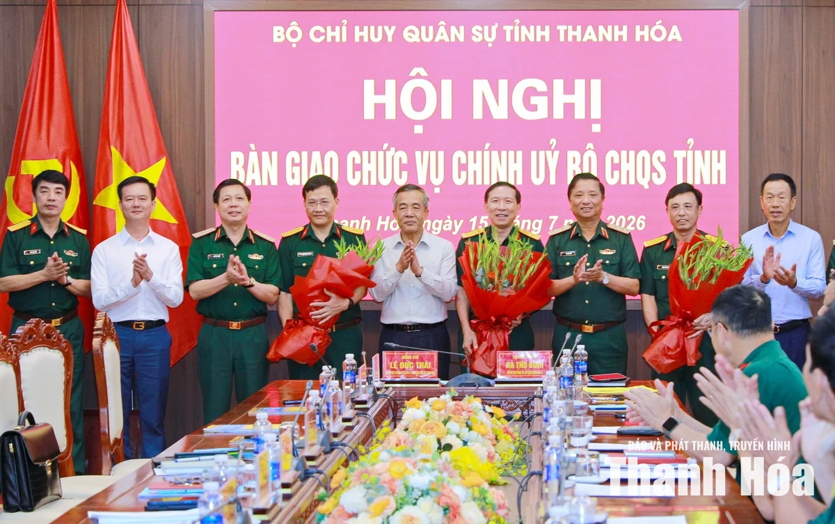 Bàn giao chức vụ Chính ủy Bộ Chỉ huy Quân sự tỉnh Thanh Hóa