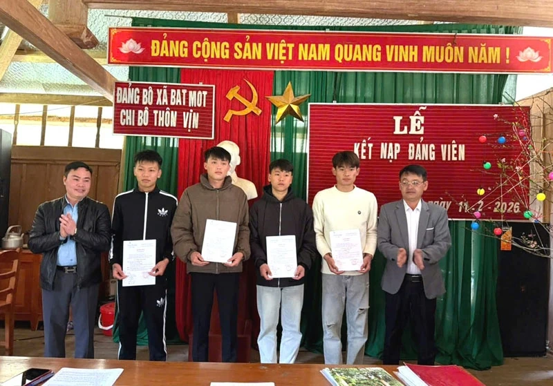 Phát triển đảng viên ở Bát Mọt