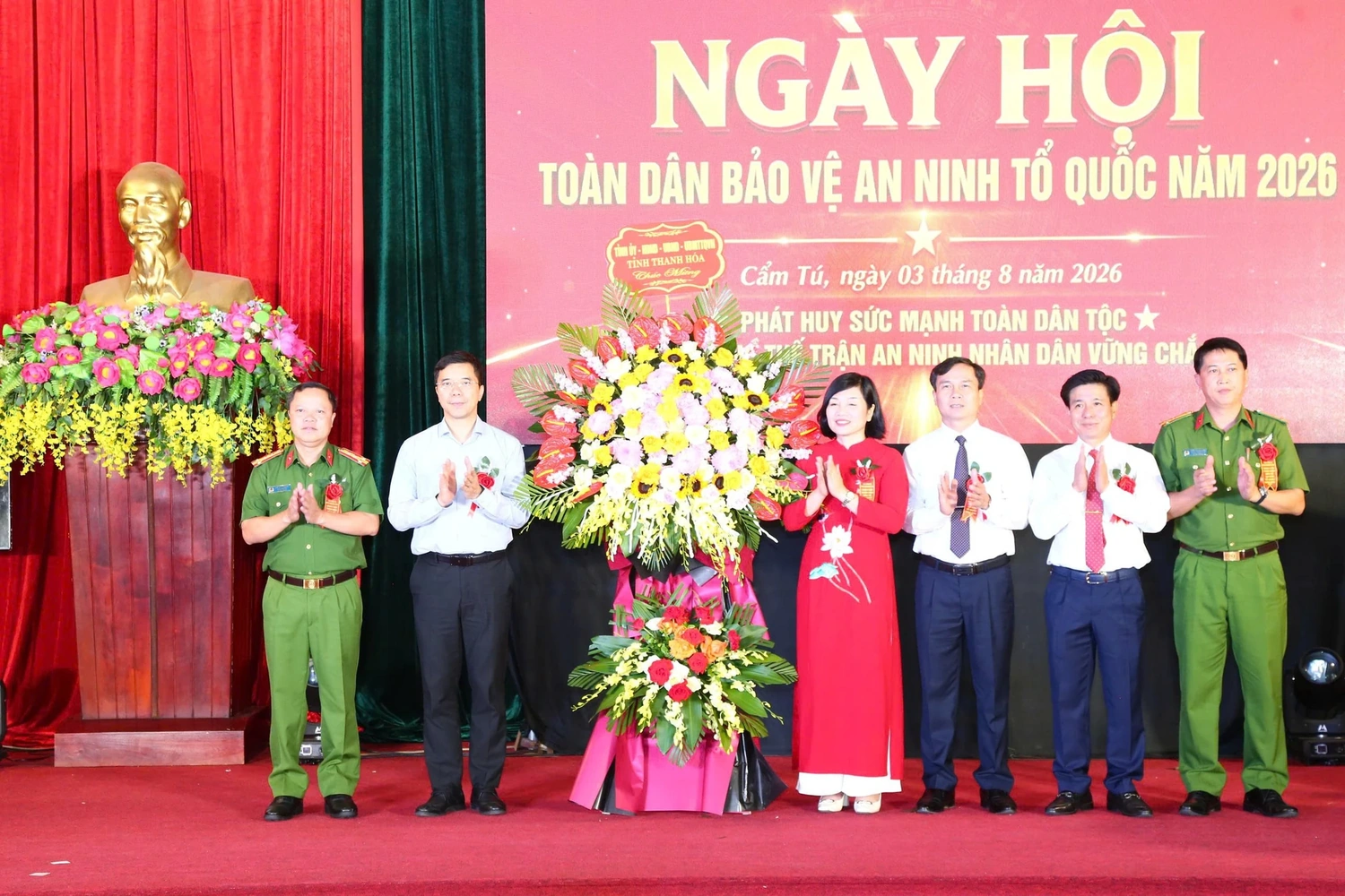 Phó Bí thư Thường trực Tỉnh ủy Nguyễn Hồng Phong dự “Ngày hội toàn dân bảo vệ an ninh Tổ quốc” tại xã Cẩm Tú