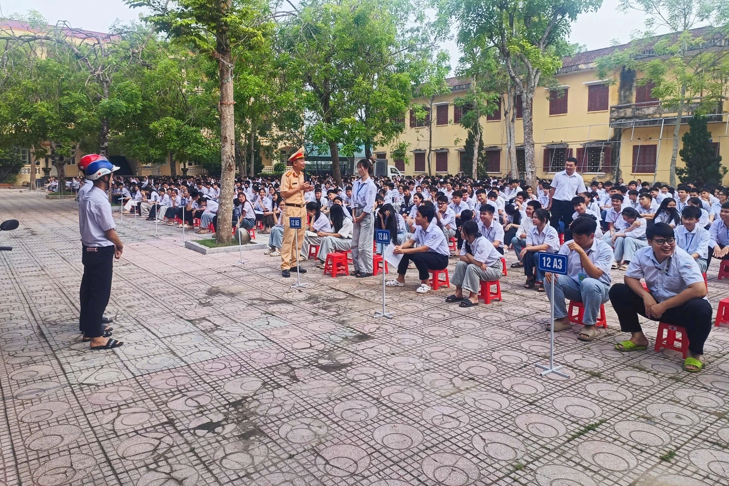 Trang bị kỹ năng tham gia giao thông an toàn cho học sinh Trường THPT Hoằng Hóa 4