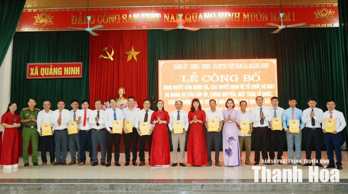 Xã Quảng Ninh công bố các quyết định sắp xếp thôn, thành lập chi bộ