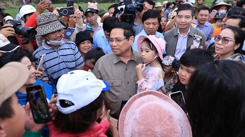 Thủ tướng thăm, động viên người dân tại "rốn lũ" Hòa Thịnh, tỉnh Đắk Lắk