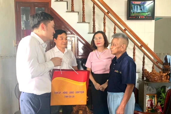 Phó Chủ tịch UBND tỉnh Nguyễn Tuấn Anh thăm, tặng quà gia đình người có công ở xã Tuy Phước Tây