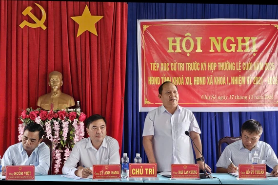 Chủ tịch HĐND tỉnh Rah Lan Chung tiếp xúc cử tri xã Chư Sê