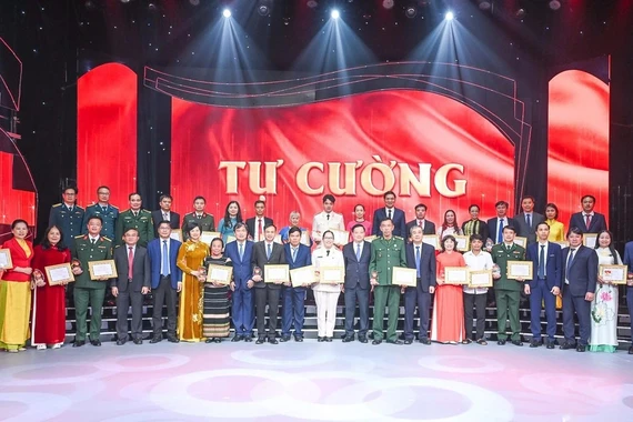 Tôn vinh 32 điển hình tiêu biểu trong học tập và làm theo Bác