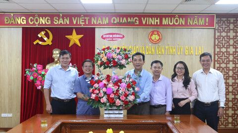 Lãnh đạo Báo và PTTH Gia Lai chúc mừng Ban Tuyên giáo và Dân vận Tỉnh ủy