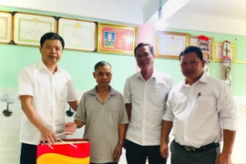 Phó Chủ tịch UBND tỉnh Nguyễn Hữu Quế thăm, tặng quà các gia đình chính sách