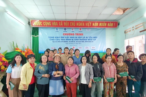 Hội LHPN tỉnh trao tặng kinh phí cứu trợ hội viên phụ nữ bị thiệt hại trong cơn bão số 13