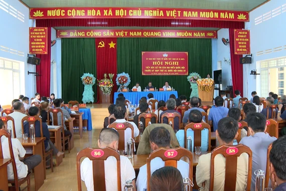 Trưởng đoàn Đại biểu Quốc hội tỉnh Châu Ngọc Tuấn tiếp xúc cử tri tại xã Ia Krêl