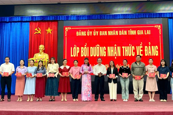 Gia Lai: Trao giấy chứng nhận hoàn thành lớp bồi dưỡng nhận thức về Đảng cho 115 học viên