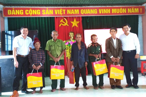 Trưởng Ban Tổ chức Tỉnh ủy Mai Việt Trung thăm, tặng quà gia đình chính sách