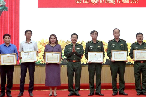 Khen thưởng 5 tập thể, 10 cá nhân có thành tích xuất sắc trong công tác tuyên truyền, phổ biến Luật Biên phòng Việt Nam